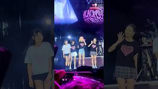 Go BLACKPINK!!! 4 bé lại làm trò đáng iuuuu trước khi kết thúc concert nè | #shorts #blackpink