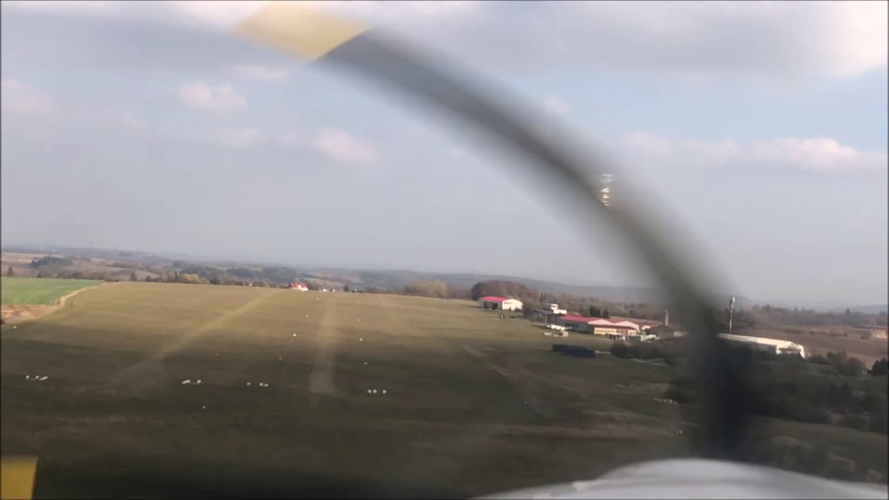 100 let - 100 letišť, letiště Bubovice LKBU, etapa 24, nízký průlet nad dráhou 10