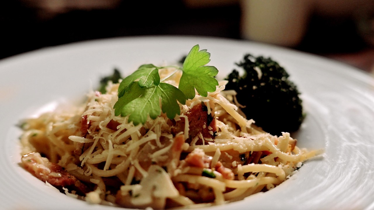 Паста Аньо-и-Олио с беконом: Секрет эмульгации и сыр Пармезан для ресторанного вкуса!