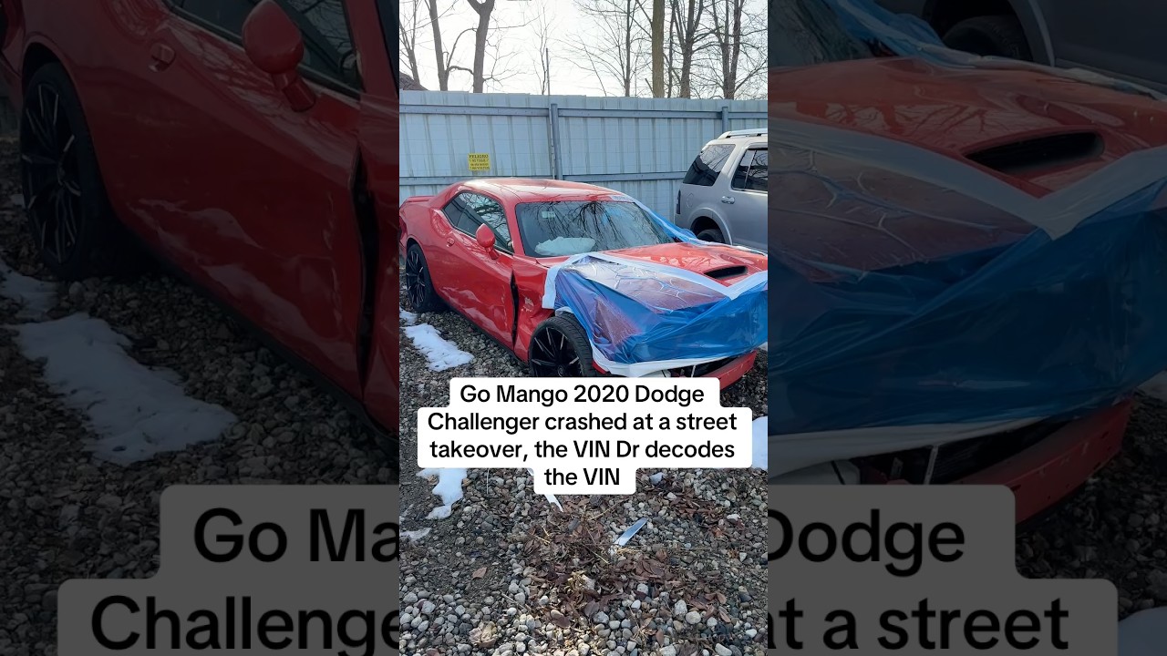 Специалист по VIN-кодам осматривает разбитый Dodge Challenger 