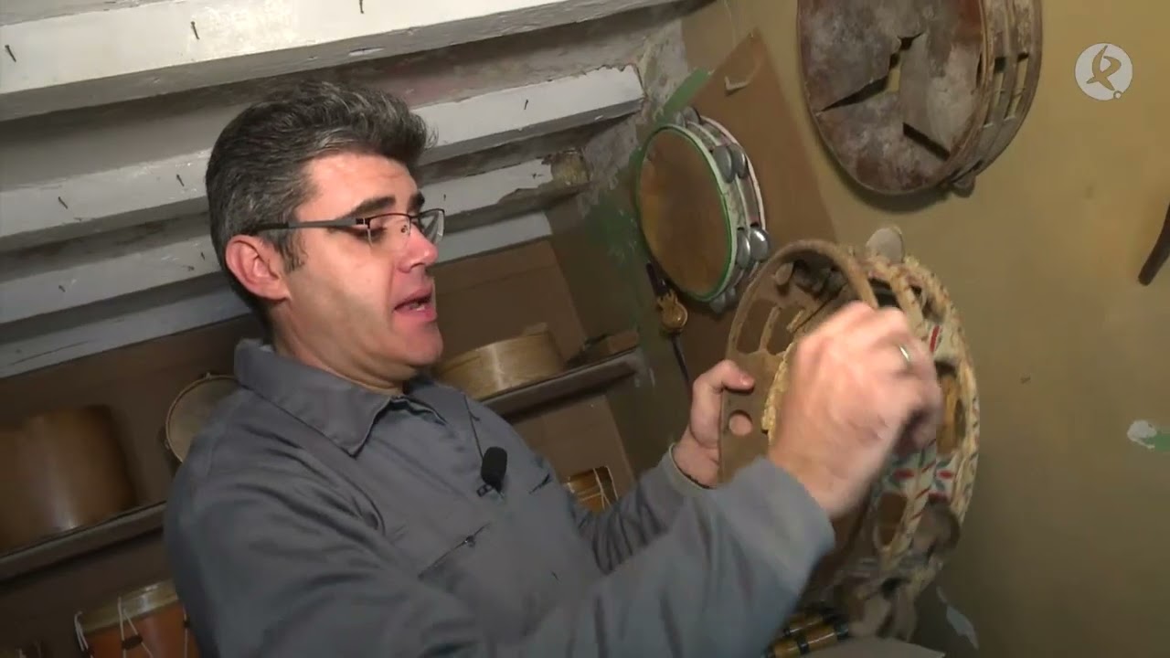 Sergio y su pequeño taller de tamboriles y panderetas | Puerta con Puerta