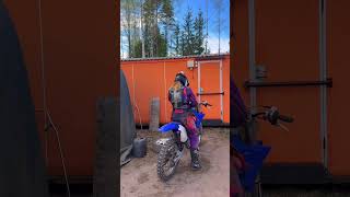 Yks puu pois siirtymält #enduro #endurogirl #yamahayz #chainsaw  #125cc