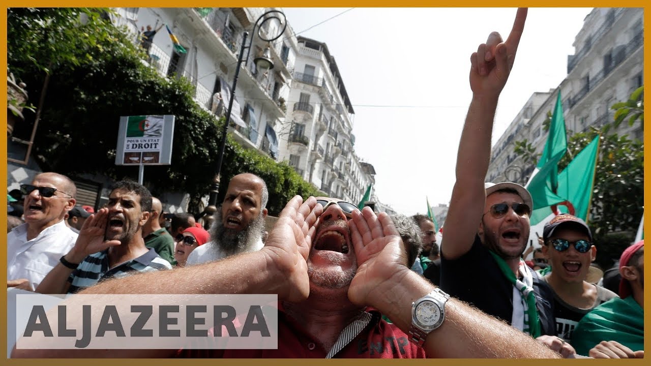 يطالب المتظاهرون الجزائريون بإجراء انتخابات حرة خلال ستة أشهر