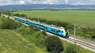 BDŽs New Škoda 18Ev RegioPanter Under Testing / Проби с новите мотрисни влакове Шкода на БДЖ!
#bdz #trainspotting #railways
Вчера (05.06.2026) се проведоха кратки изпитания с новите мотрисни влакове Шкода 18Ев РегиоПантер край София. Пробите - най-вероятно скоростно-спирачни, бяха извършени с 2 мотриси - 34 005 и 34 007 между гарите Илиянци и Курило, като в продължение на около час се правиха множество тръгвания и спирания, след което поетапно мотрисите се прибраха в гара Илиянци, където дизелов локомотив 55 123 на Експрес Сервиз ги пое към депо. Предполага се че в най-скоро време мотрисите ще бъдат въведени официално в експлоатация.
Припомням че общо 25 мотрисни влака от този тип ще бъдат доставени до края на тази година от Шкода, закупени по Плана за възстановяване и устойчивост (ПВУ), като част от тях ще бъдат предоставени и на частния превозвач Юнион Ивкони.
On June 5, 2026, a series of test runs with the new Škoda 18Ev RegioPanter electric multiple units took place on the railway line north of Sofia, Bulgaria.
The tests, believed to have been focused on acceleration and braking performance, involved two trainsets – 34 005 and 34 007 – operating between Iliyantsi and Kurilo stations. During approximately one hour of testing, the trains performed numerous starts and stops. After the completion of the tests, both units returned to Iliyantsi station, where they were coupled to Express Service diesel locomotive 55 123 and transferred to the depot.
The introduction of the new RegioPanter fleet into regular passenger service is expected in the near future, marking an important step in the modernization of Bulgarian rail transport.
A total of 25 Škoda RegioPanter EMUs are scheduled to be delivered by the end of 2026. While most of the fleet will operate for BDŽ (Bulgarian State Railways), several units are also expected to be used by the private operator Union Ivkoni.
Enjoy the video! BDŽs New Škoda 18Ev RegioPanter Under Testing / Проби с новите мотрисни влакове Шкода на БДЖ!