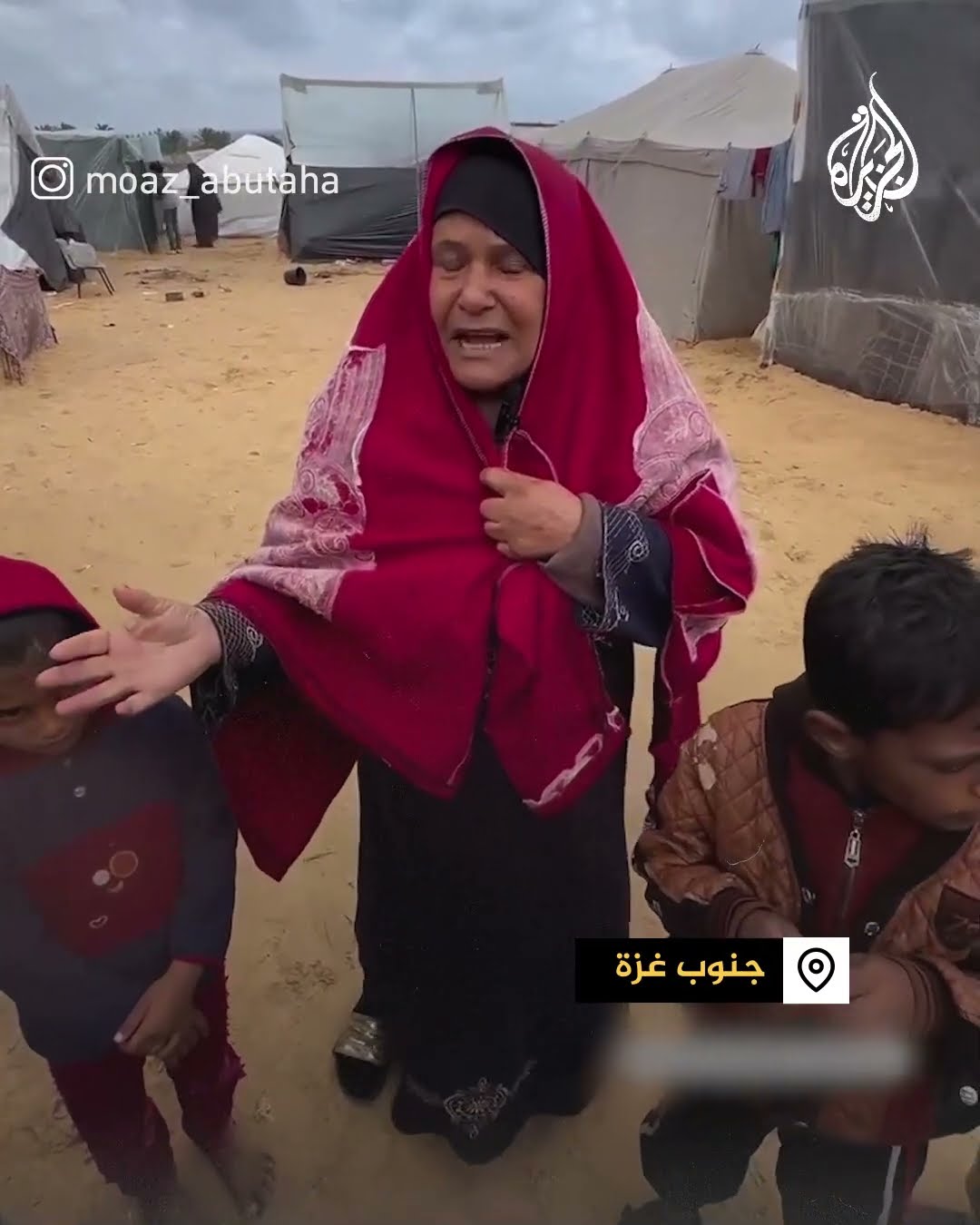 مسنة فلسطينية نازحة تبكي قهرا من الظروف المأساوية في غزة