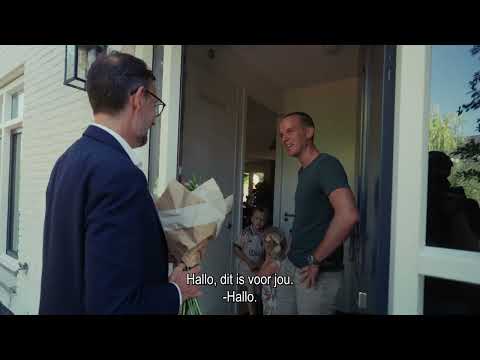 VodafoneZiggo-CEO verrast loyale klant Jeffrey van den Burg in Haarlem met bloemetje