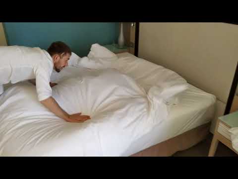 Как правильно застилают кровать в отеле