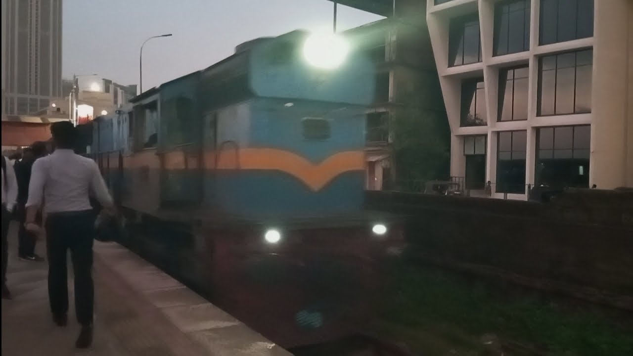 M Class and S10 Blue china train 🚄 railway 🚊 sri lanka evening office ...