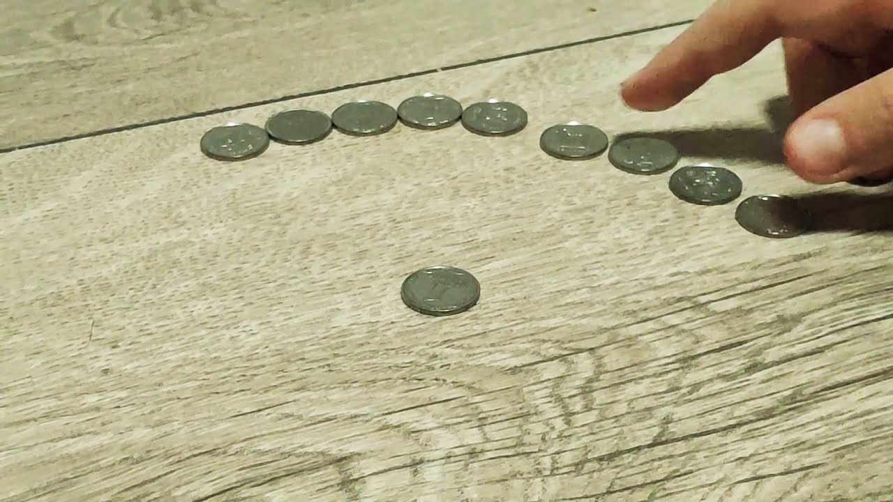 1000 монет игра. Колодец монетный. Ребенок играет с монетами. Пол из больших монет 1000 воинов. 25 Тысяч монетками рублей.