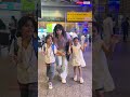 #देखिए सारा आफरीन बच्चों के साथ एयरपोर्ट पर स्पॉट हुई। #saraafrin #bollywooddazzle