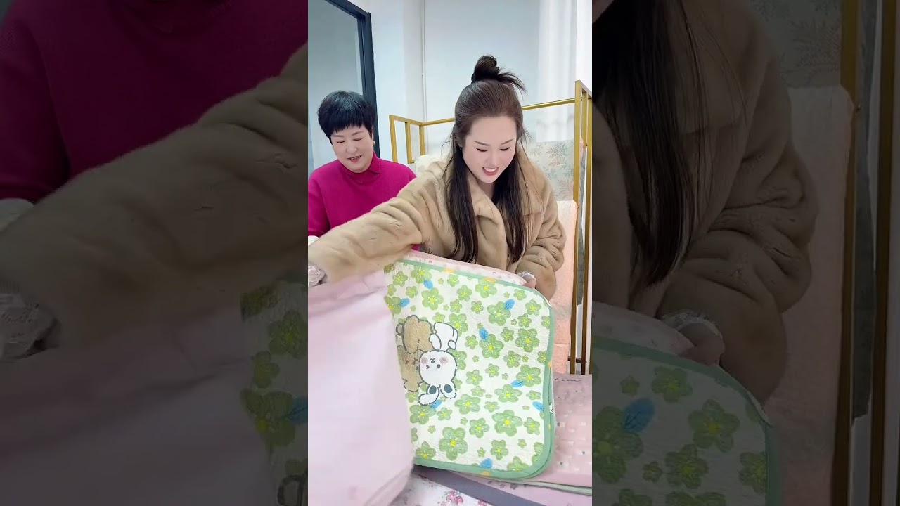 The sisters are really dazzled by the beautiful bedding, four-piece bedding set, home textile be