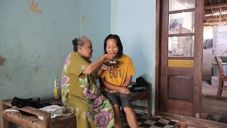 Download Lagu Nganter buntil daun talas kesukaan mbah uti MP3 Download Lagu Nganter buntil daun talas kesukaan mbah uti MP3