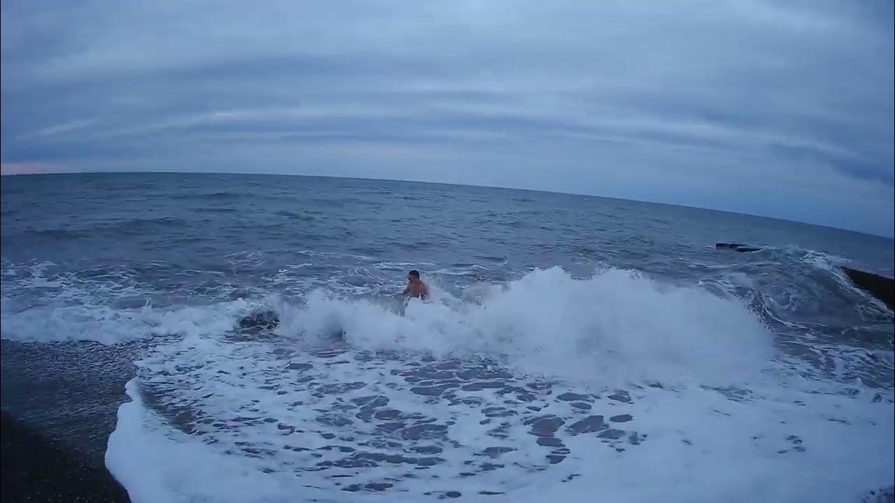 купание зимой в море. купание в море фото. где в феврале можно купаться в море. люди купаются в море. люди на пляже.