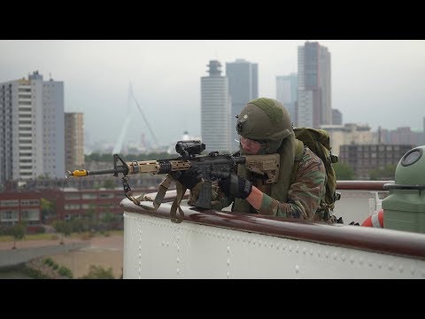 Mariniers en helikopters trainen actie in Rotterdam en Dordrecht