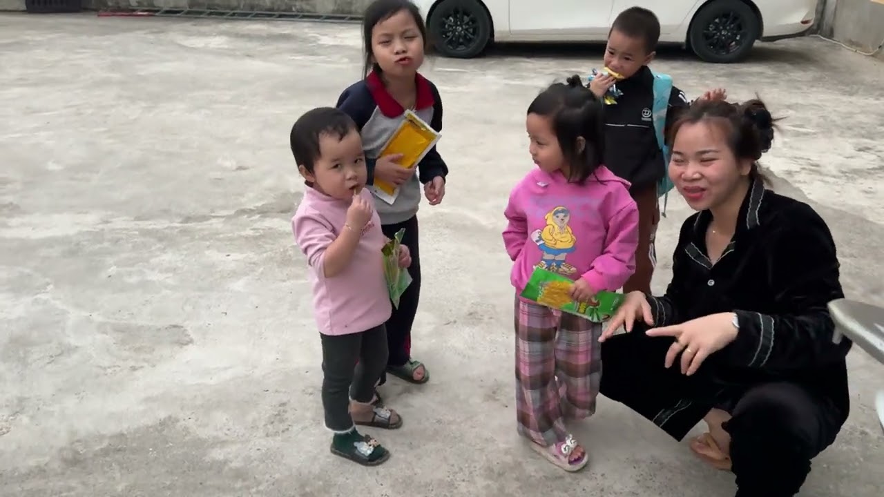 Gì Hoài Thay Mẹ Sen Lo Cho Các Cháu Đầy Đủ 