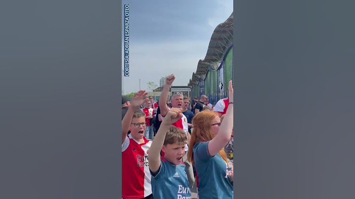 ASÍ ALIENTAN a Santiago Giménez a las AFUERAS del Estadio del Feyenoord de Rotterdam