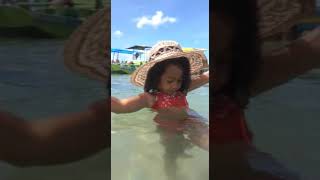 Luara Nas Piscinas Naturais Com Os Peixes