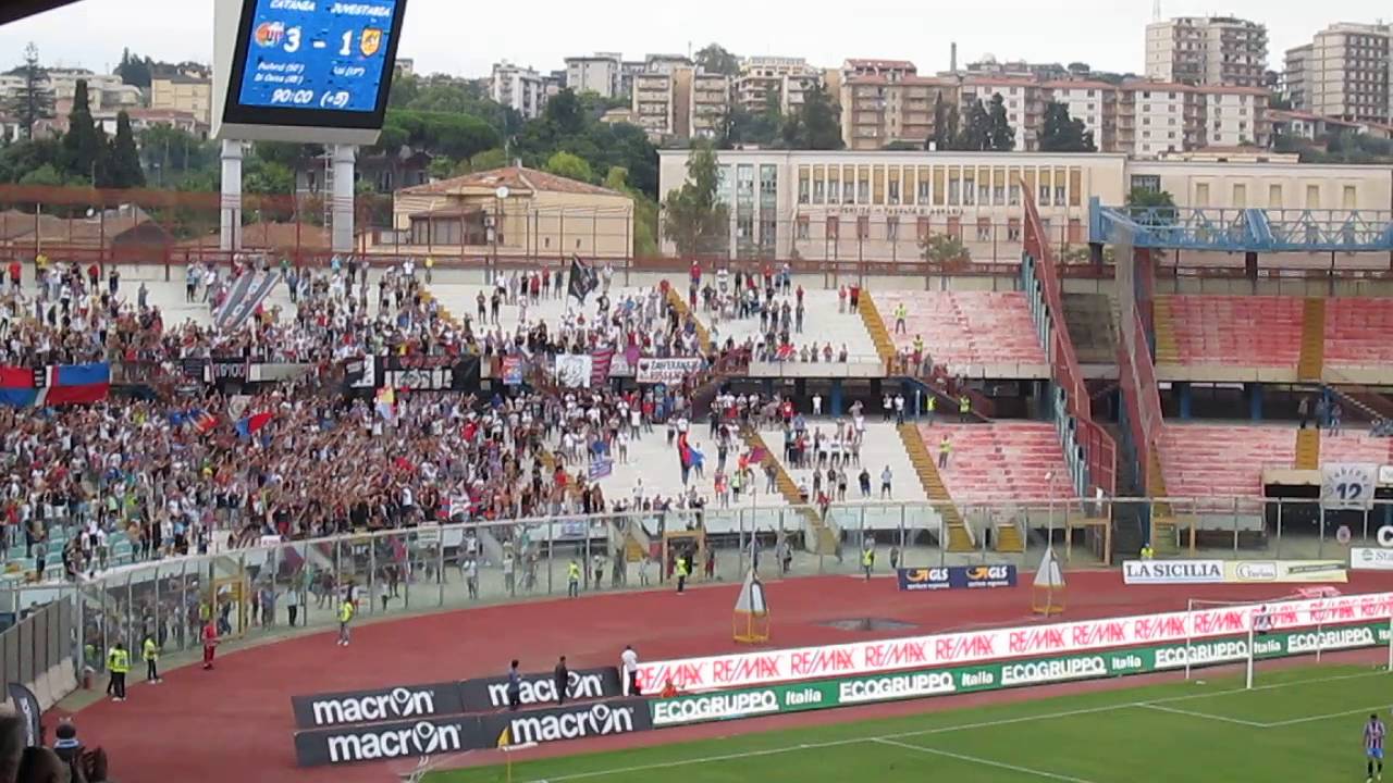 Catania - Juve Stabia 3-1 Giocatori sotto la curva nord - YouTube