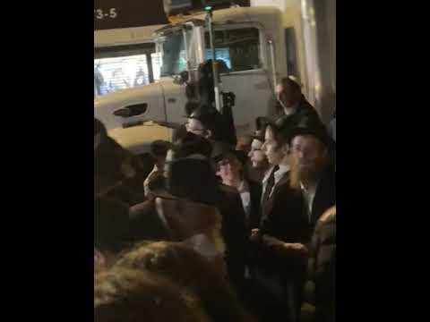 תשרי תשפ ג את מי רואים באמצע הריקודים ברחבת 770 אצל הרבי צפו ותראו 