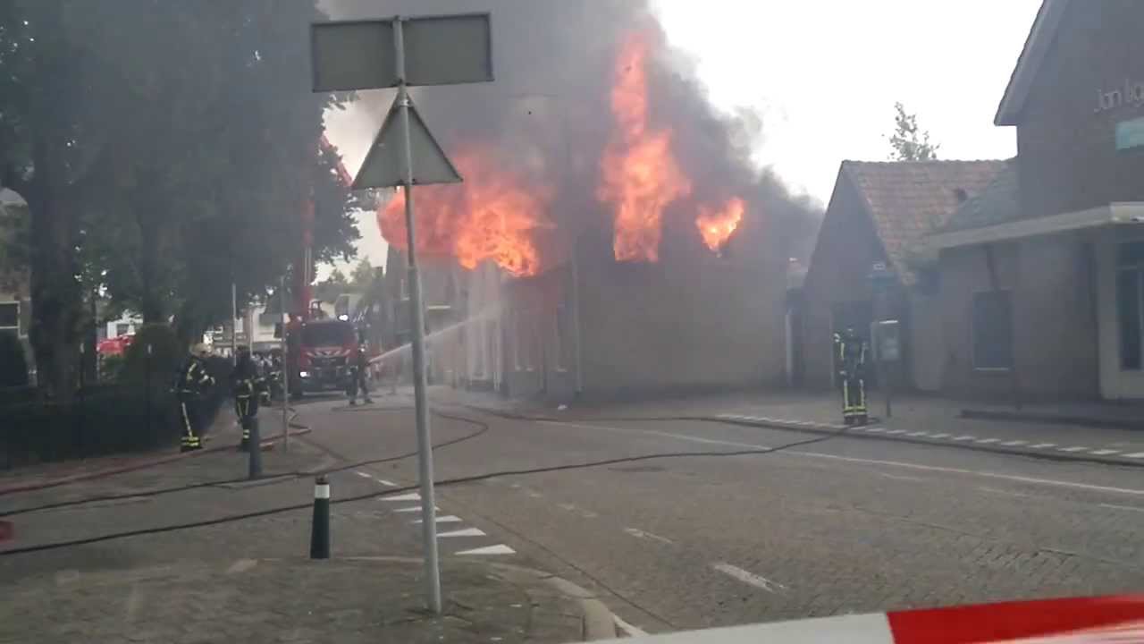 GEBOUWBRAND WONING KAREL DOORMANSTRAAT 17  OUD-BEIJERLAND opgeschaald naar grote brand