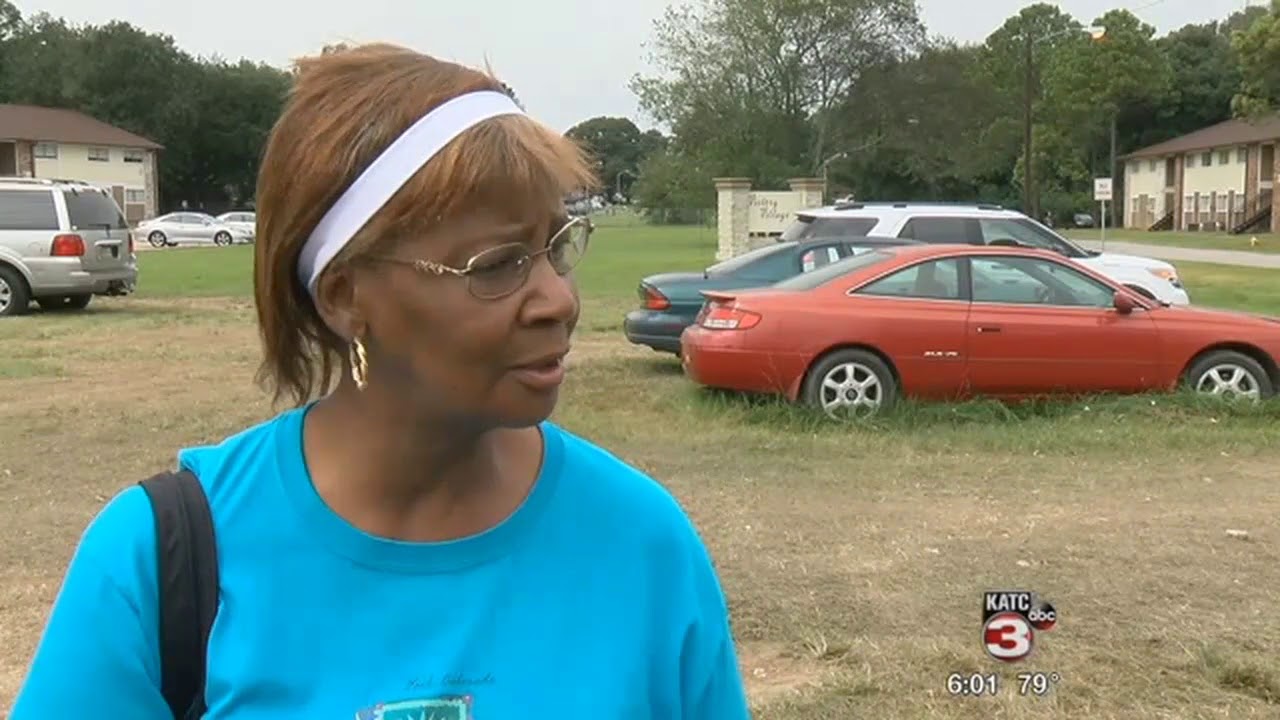 Neighborhood reacts to officer's death - YouTube