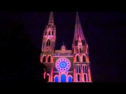 Chartres en Lumières 2014, des bâtisseurs habillent le portail de la cathédrale