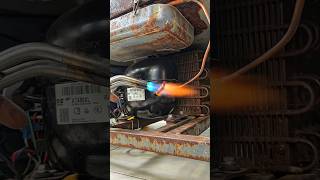 soldando tubería de cobre #hvac #refrigeración #aireacondicionado #refrigerador #reparacion