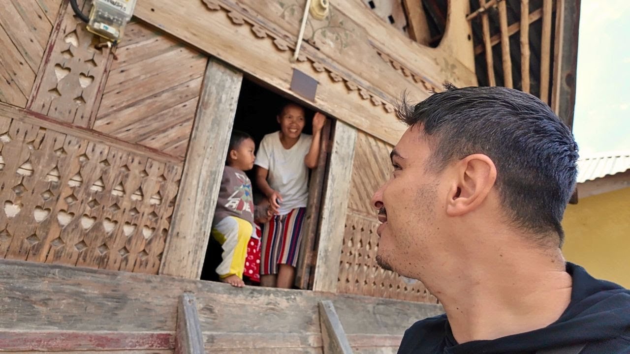 Indoneziancǎ tribalǎ mǎ cheamǎ la ea în casǎ (Tribul Batak)