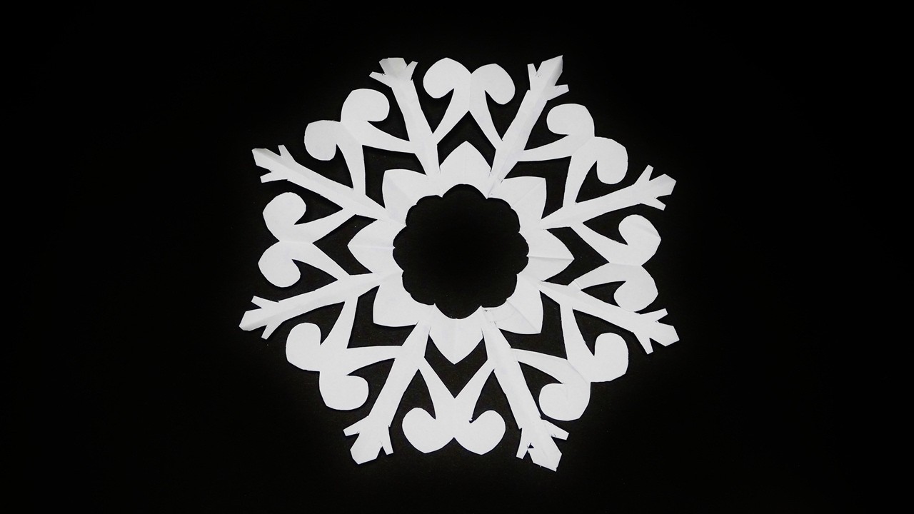 How to Make Easy Paper Snowflakes (1743)