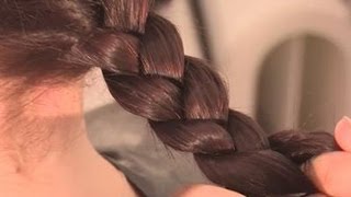 A guide to plaiting girls' hair Resimi