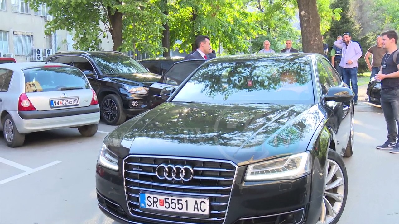 Груевски И Заев се шетаат по Собрание - Влегуваат и излегуваат но не одат на седница