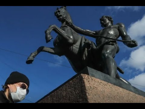 Одевших варежки на скульптуры в Петербурге мужчин отпустили из полиции