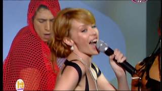 Kylie Minogue - Red Blooded Woman (Live Hit Machine 07-02-2004) Resimi