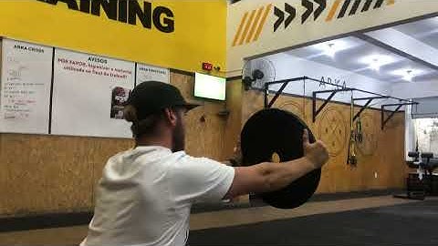 Agachamento profundo com flexão de ombro