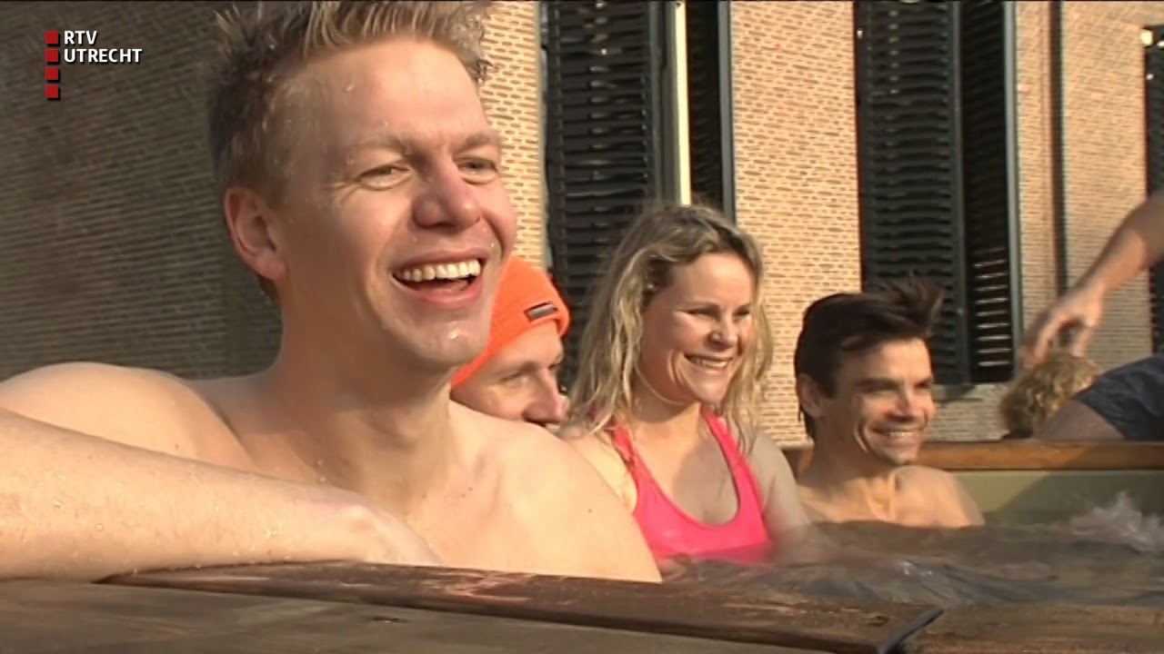 Cameraman RTV Utrecht duikt het koude water in [RTV ...