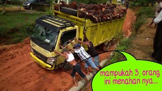 Mampukah tiga orang ini menahan truk muatan sawit