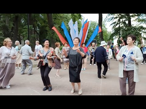 ТАНЦЫ 💃🕺Пенсионеры в Парке культуры и отдыха от 21.08.22 г. Калуга #танцы #парк #калуга #пенсионеры