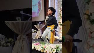 Persembahan lagu Cek Mek Molek oleh Megat di Hotel De Palma, Shah Alam.