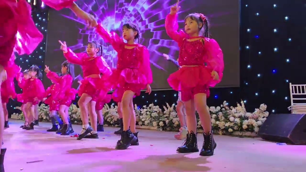 Vui  cùng  vũ đoàn  Thùy My. 