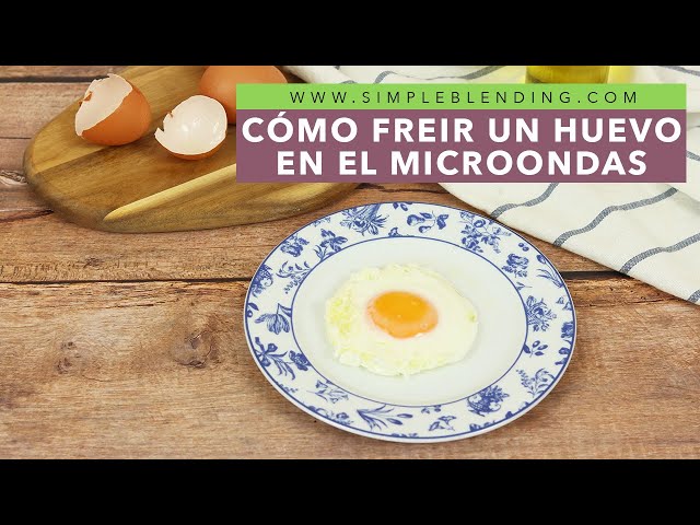 Sí, es posible freír y cocer un huevo en el microondas: así puedes hacerlo