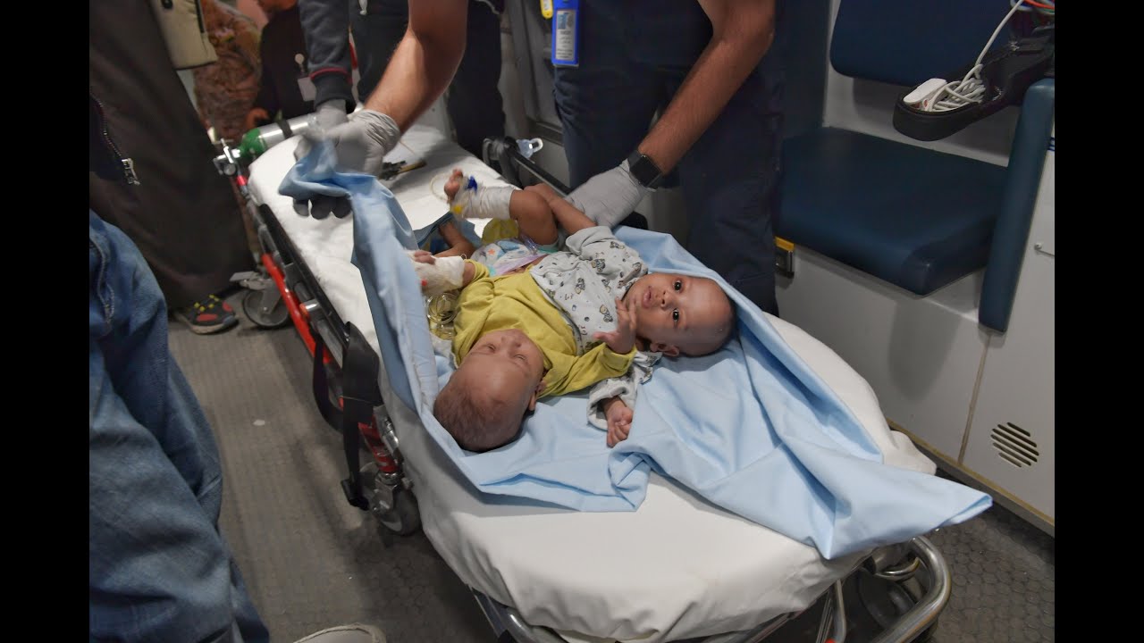 وصول التوأم السيامي الموريتاني محمد وفضيل لمطار الملك خالد الدولي بالرياض