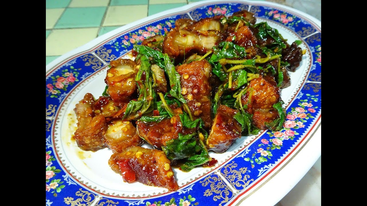 ผัดกระเพราหมูกรอบ วิธีทำหมูกรอบแบบง่ายๆขั้นเทพ | ครัวเที่ยวตามใจ Ep.409