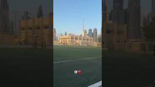 Iniesta en un campo con NY de fondo