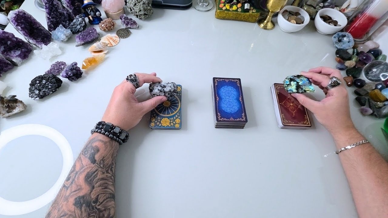 Ele(a) FICA OU SAI DA MINHA VIDA TAROT? Vamos Voltar a Ficar Juntos?