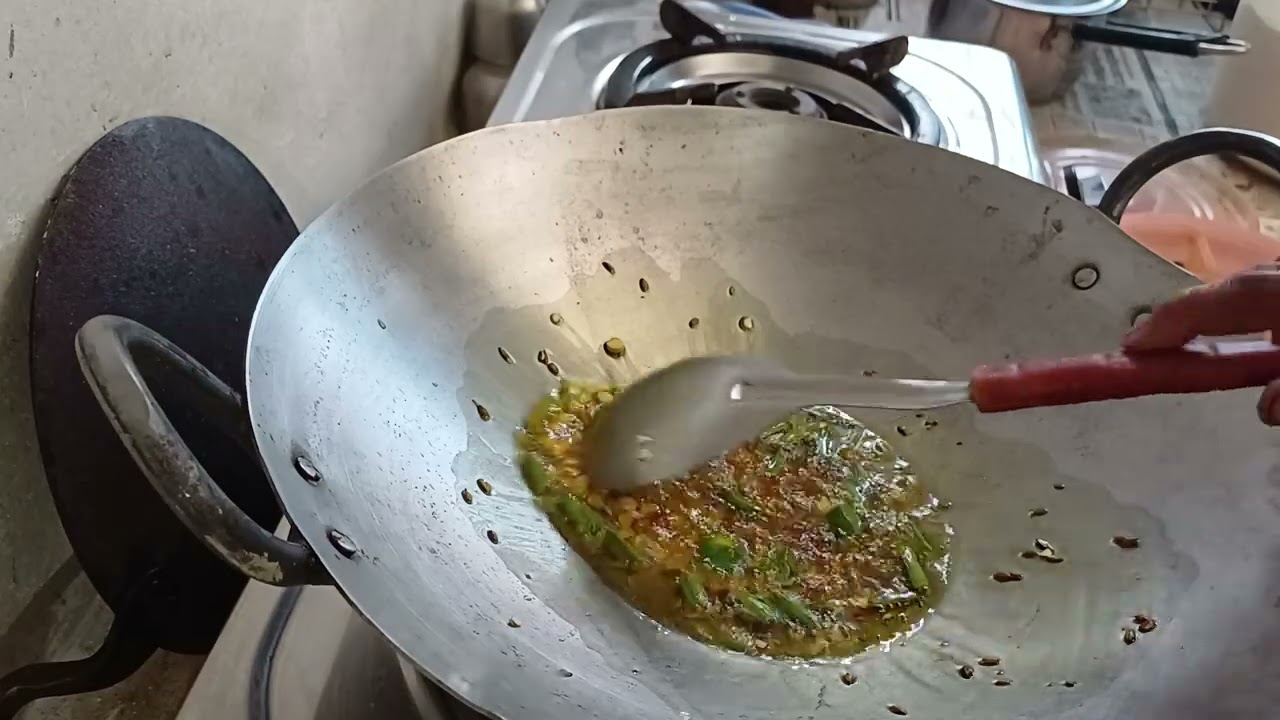 चने की दाल  हरी धनिए से बनी लौकी की सब्जी 