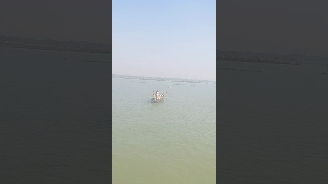 নদীর বুকে ভাসমান জীবন। 