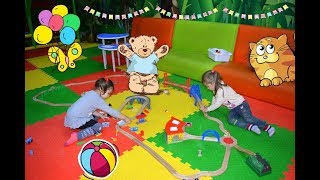 Дети играют в Игровой Комнате, Веселятся под Детские песенки