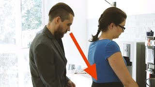 女性はヒップを武器に、セクハラ野郎を撃退した。