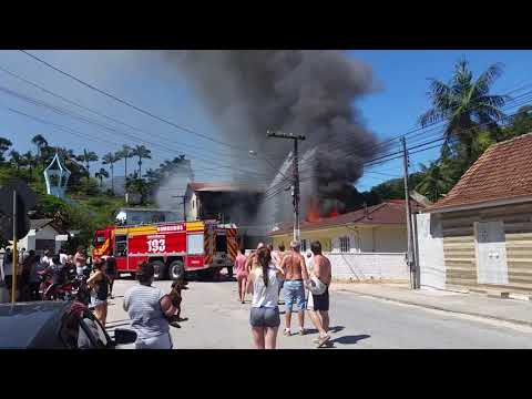 Incêndio em mercado no bairro Santa Luzia