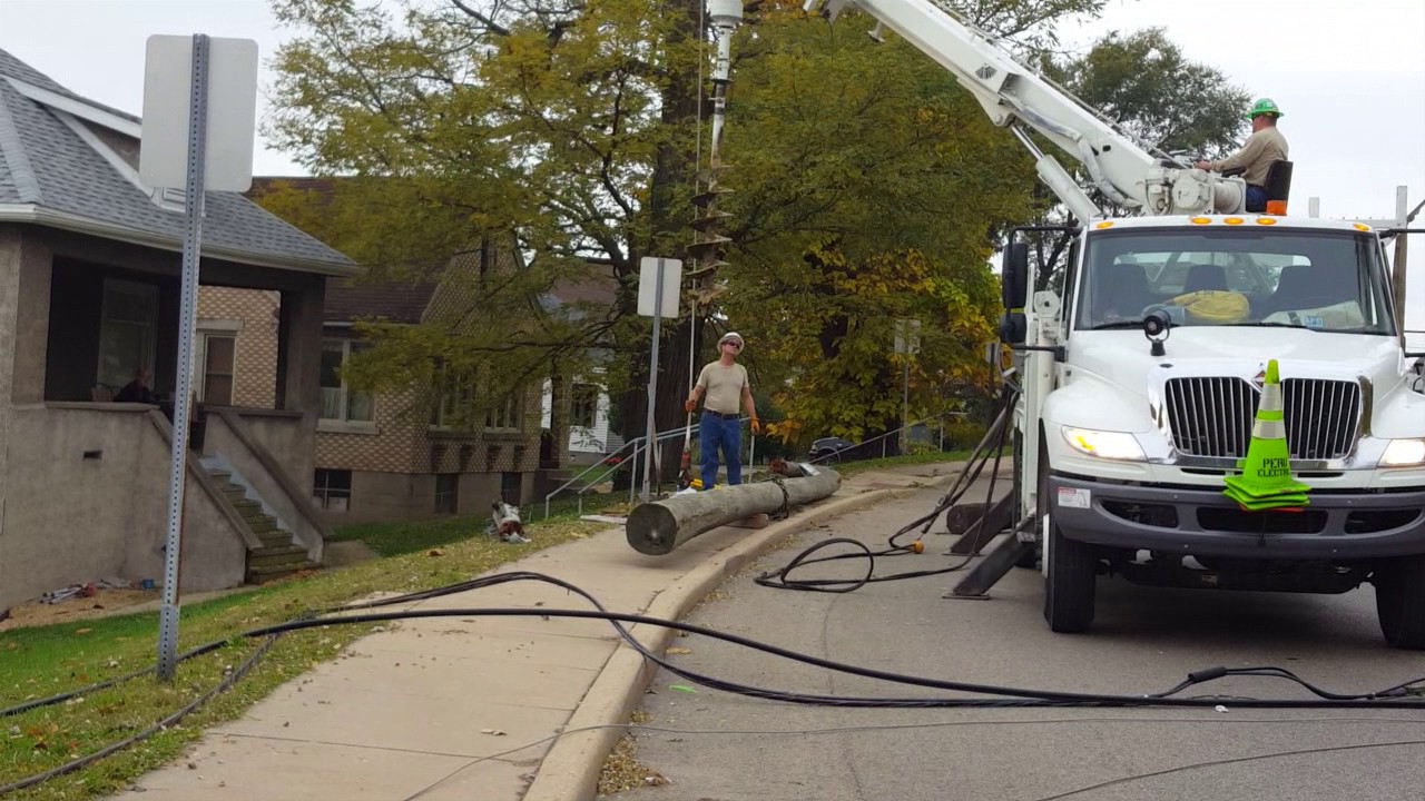 Replacing a power pole in Peru after truck hit old one - YouTube